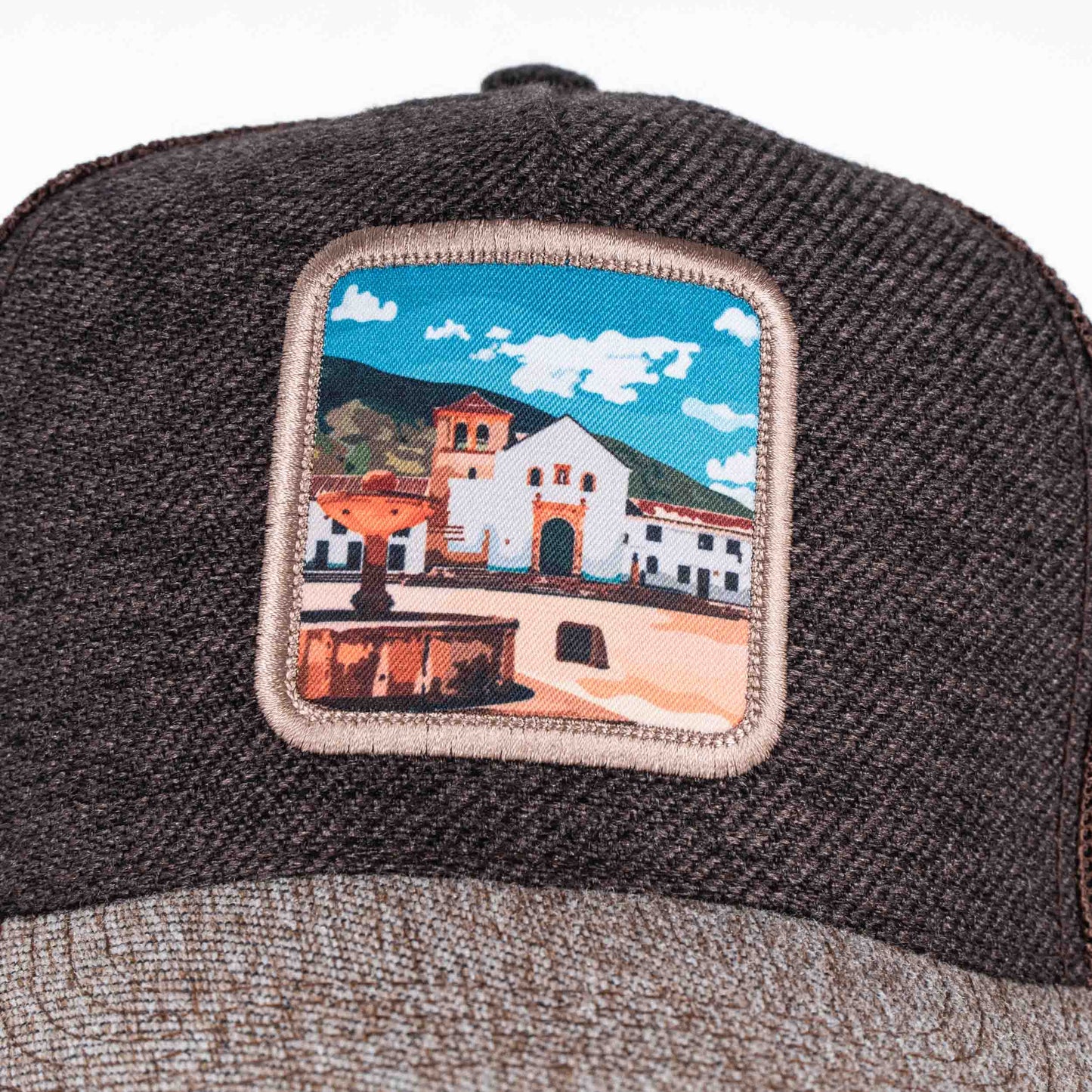 GORRA TRUCKER ESTO ES COLOMBIA VILLA DE LEYVA - FRENTE DURO