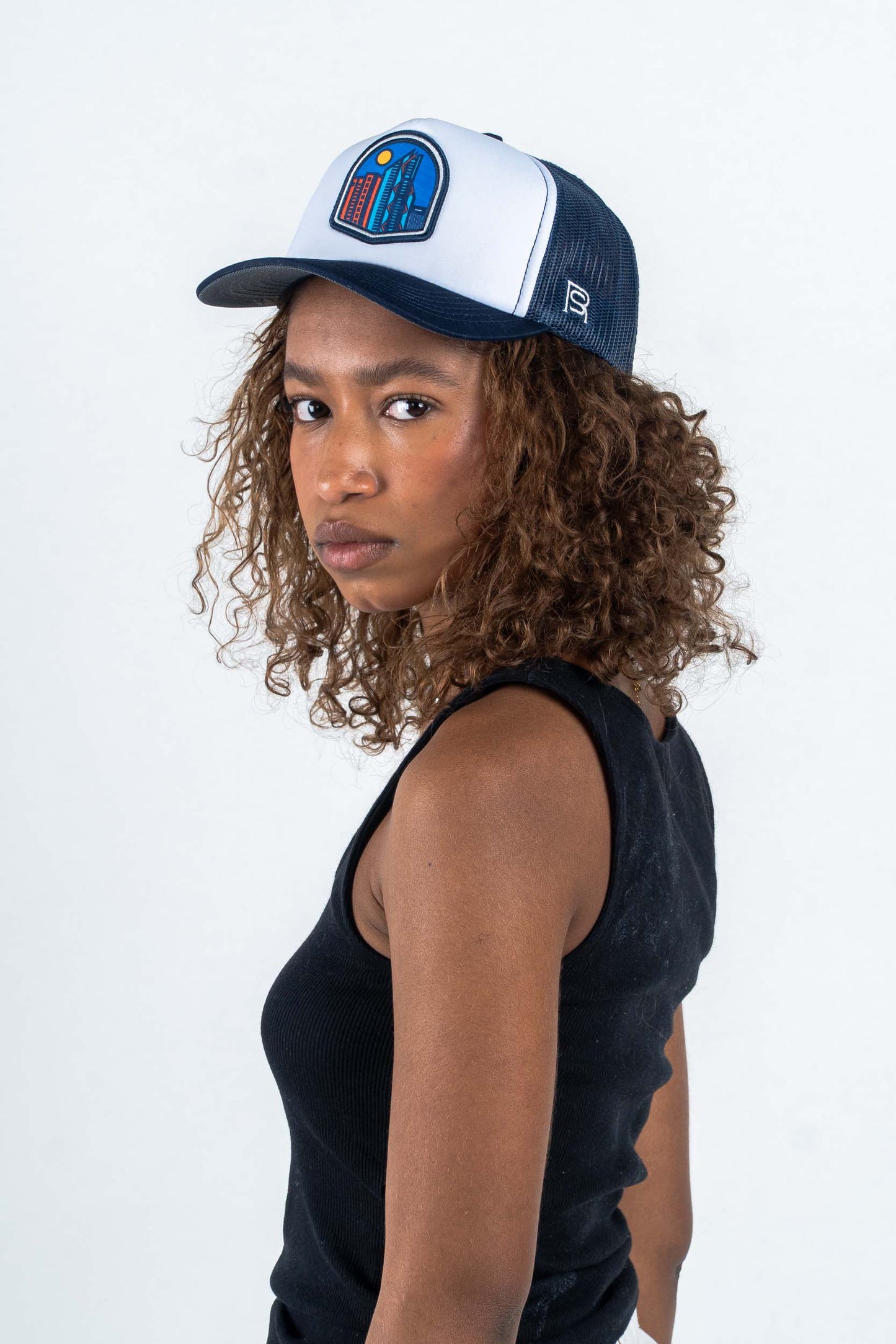 GORRA TRUCKER RINCONES CAPITALINOS TORRES CAPITALINAS - FRENTE DURO