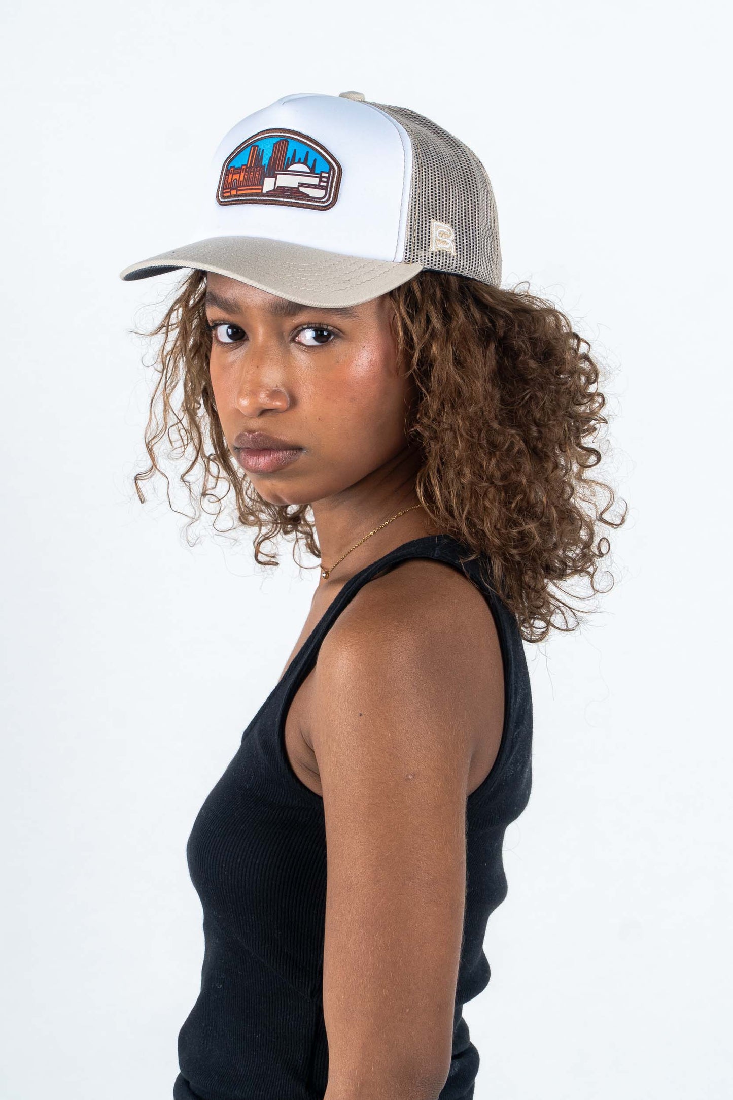 GORRA TRUCKER RINCONES CAPITALINOS MACARENA - FRENTE DURO
