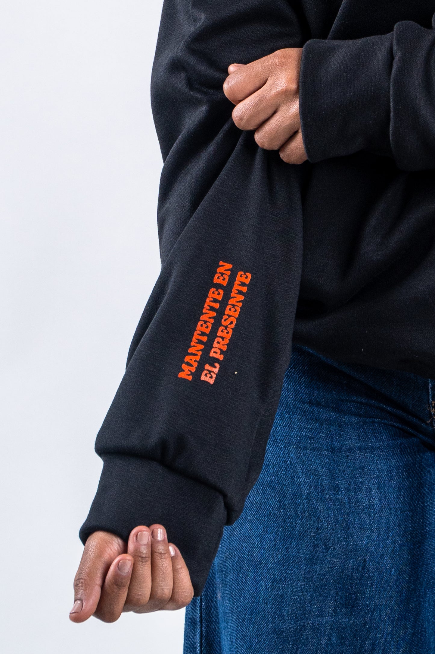HOODIE NEGRO UNISEX SANARA MAÑANA - DETALLES
