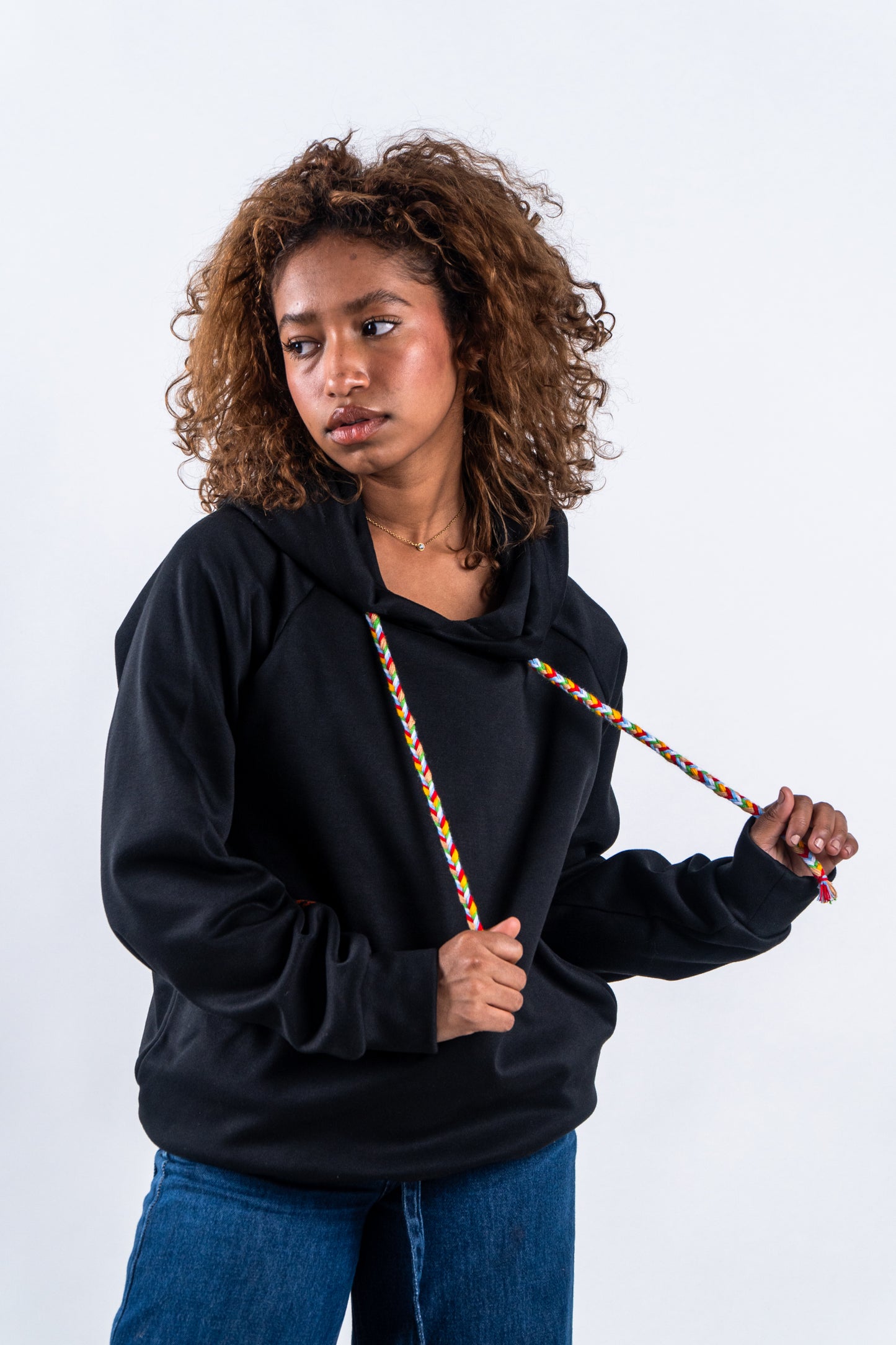 HOODIE NEGRO UNISEX SANARA MAÑANA - DETALLES