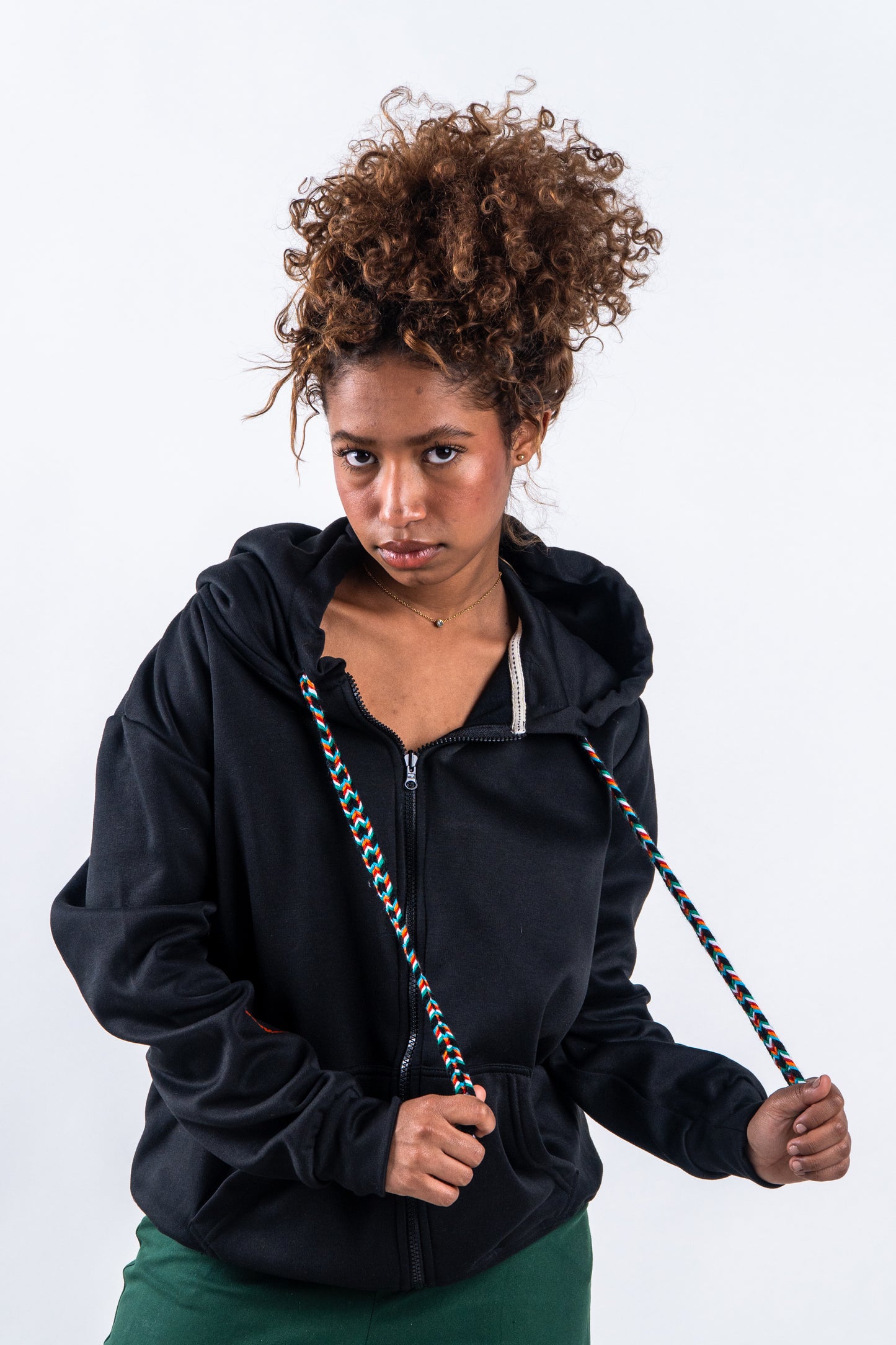 HOODIE CREMALLERA NEGRO UNISEX SANARA MAÑANA - CONFIANZA