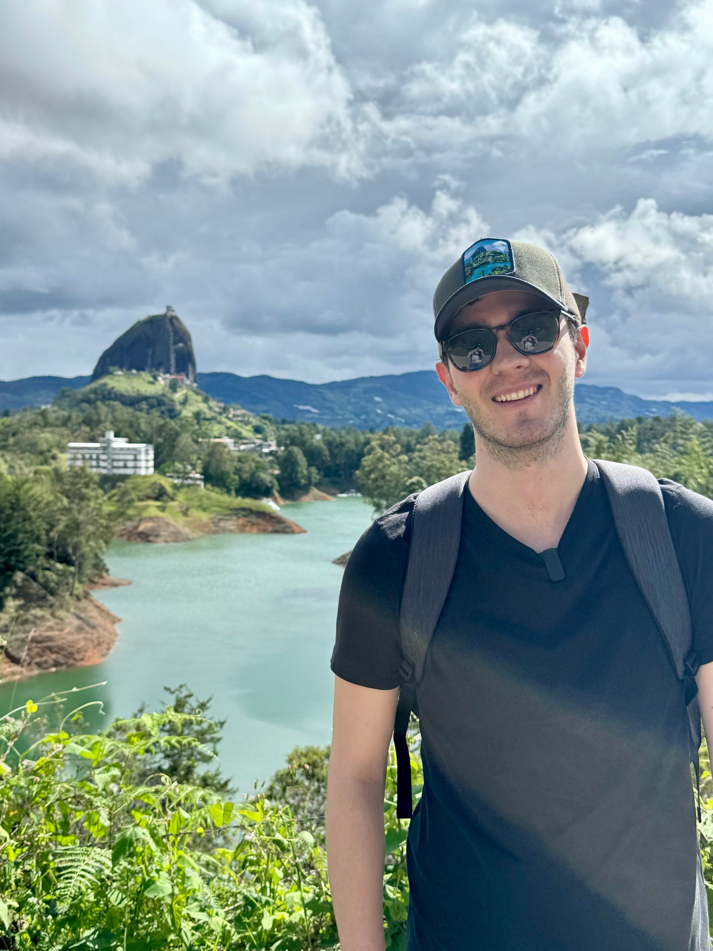 GORRA TRUCKER ESTO ES COLOMBIA PEÑOL - FRENTE DURO