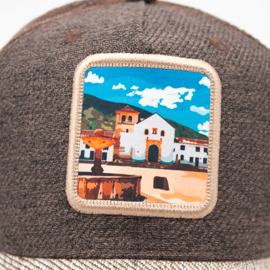 GORRA UNISEX TRUCKER ESTO ES COLOMBIA VILLA DE LEYVA - FRENTE DURO