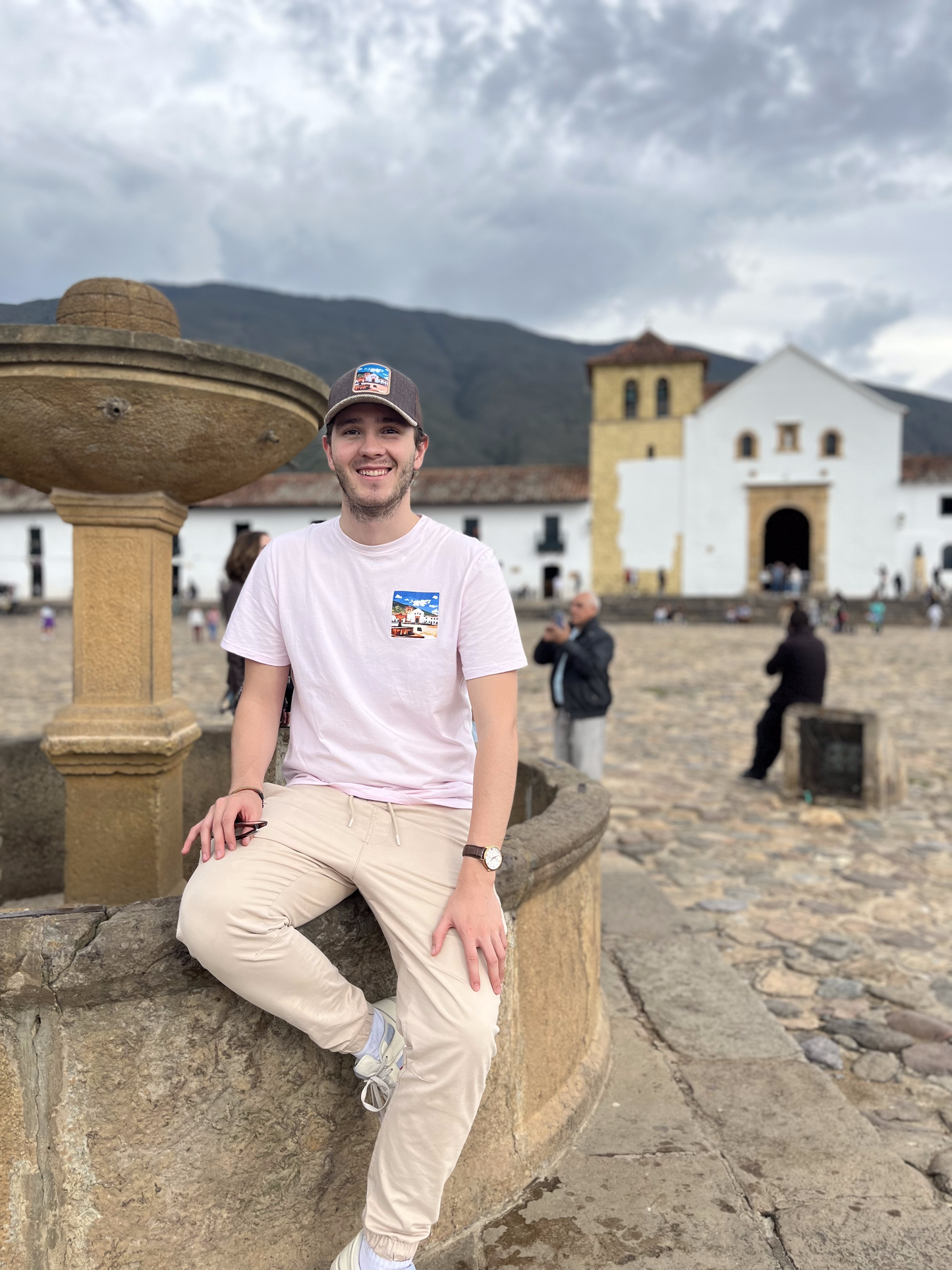 GORRA UNISEX TRUCKER ESTO ES COLOMBIA VILLA DE LEYVA - FRENTE DURO